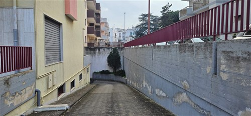 Box Auto in Contesto Condominiale in Zona Semi Centrale